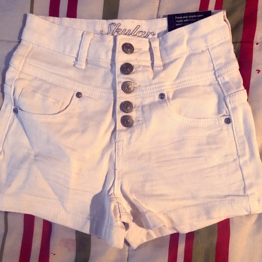 New High-Waisted White Short with Buttons